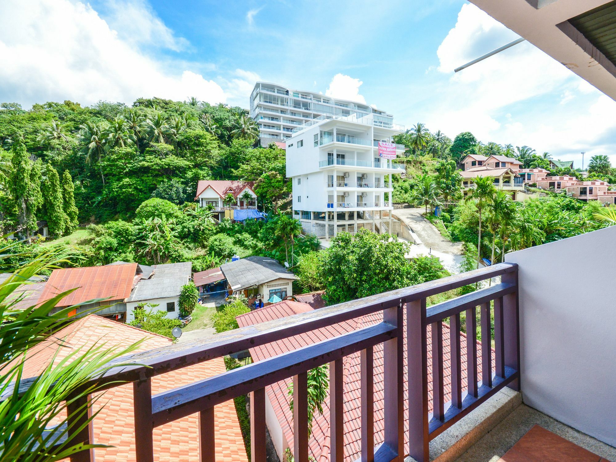 Enjoy'S Beach House & Cafe' Ban Karon Exterior photo
