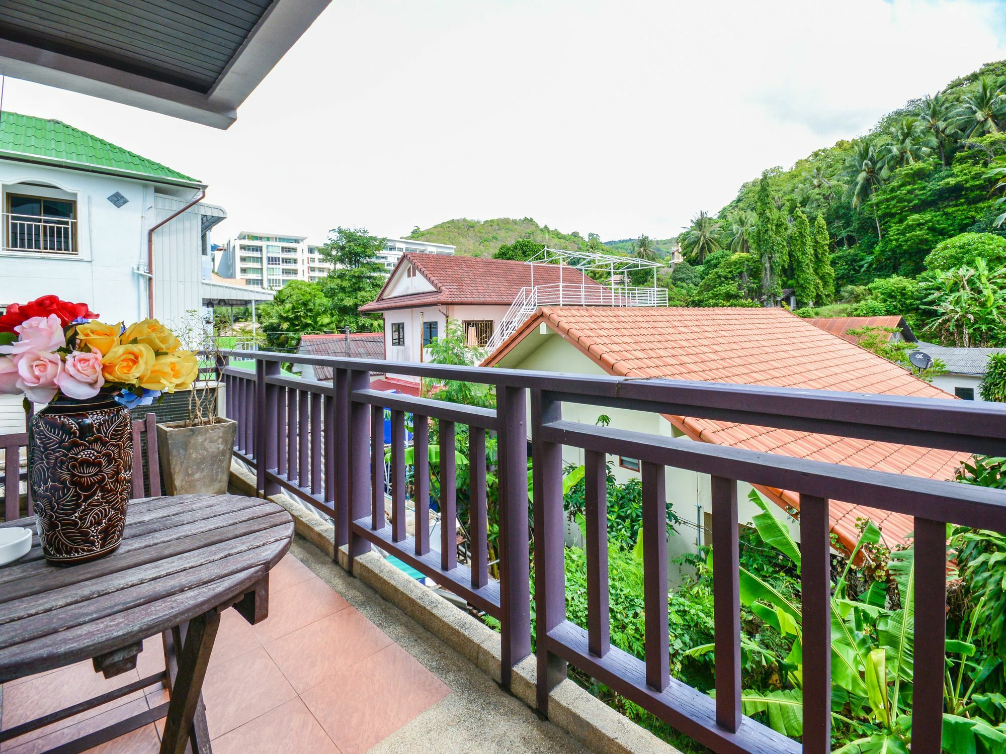 Enjoy'S Beach House & Cafe' Ban Karon Exterior photo